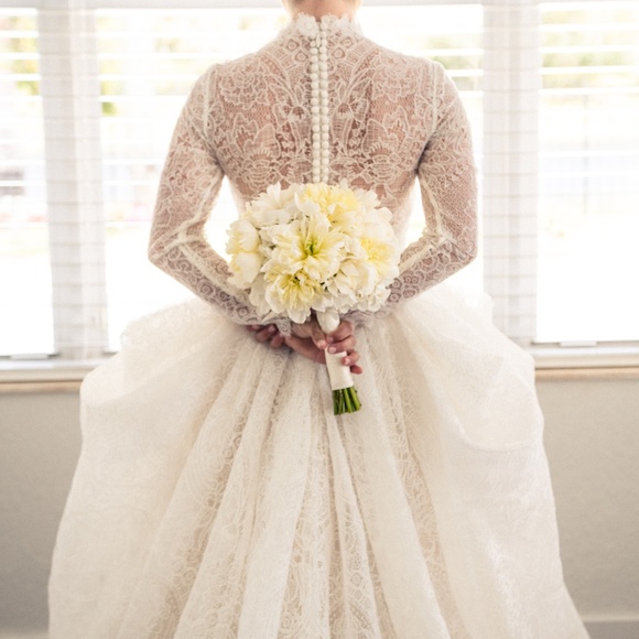 VERA WANG WEDDING DRESS - Picture 3 of 13